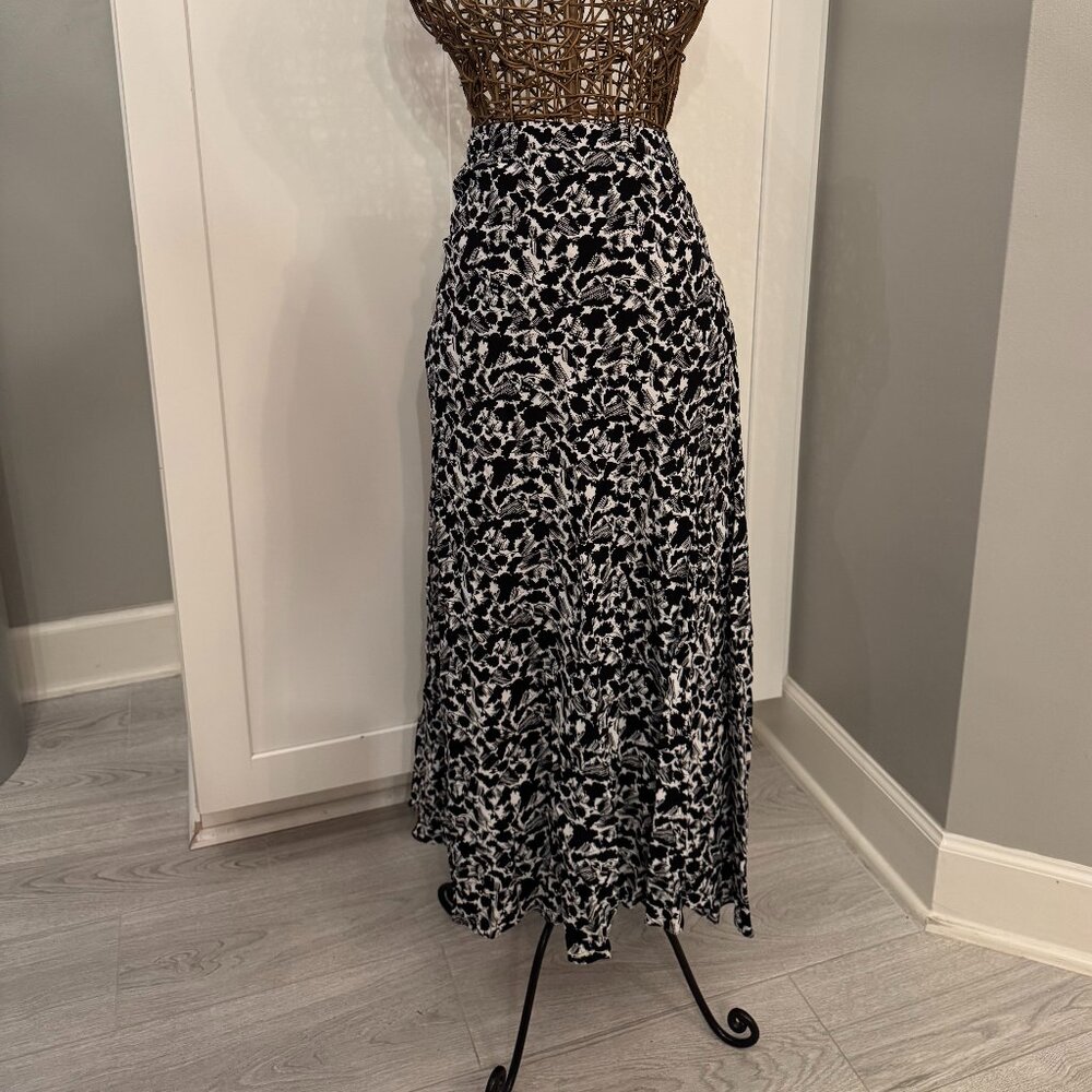 Madewell | Side-Slit Midi Skirt in Floral Crepe | Black Multi | Size 10 (NWOT)